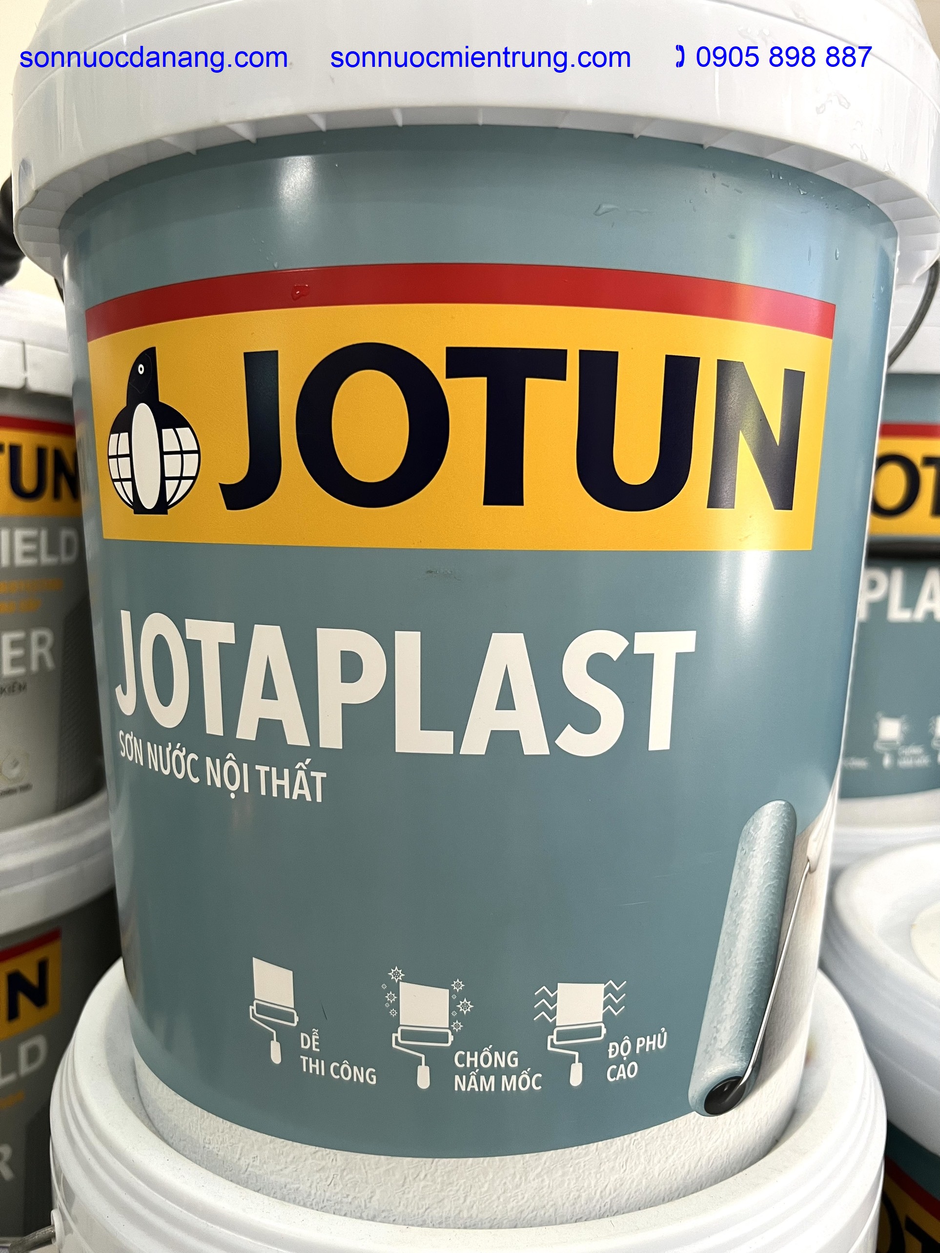 Sơn Jotun Jotaplast chính hãng giá rẽ tại Đà Nẵng, Hồ Chí Minh, Hà Nội và Toàn Quốc là sơn nội thất gốc acrylic biến tính có khả năng che phủ bề mặt tốt. Loại sơn này mang đặc tính chống nấm mốc, có lượng VOC thấp và không chứa hóa chất độc hại. Sử dụng cho các bề mặt nội thất như bê tông, tường xây và các tấm vách ngăn.