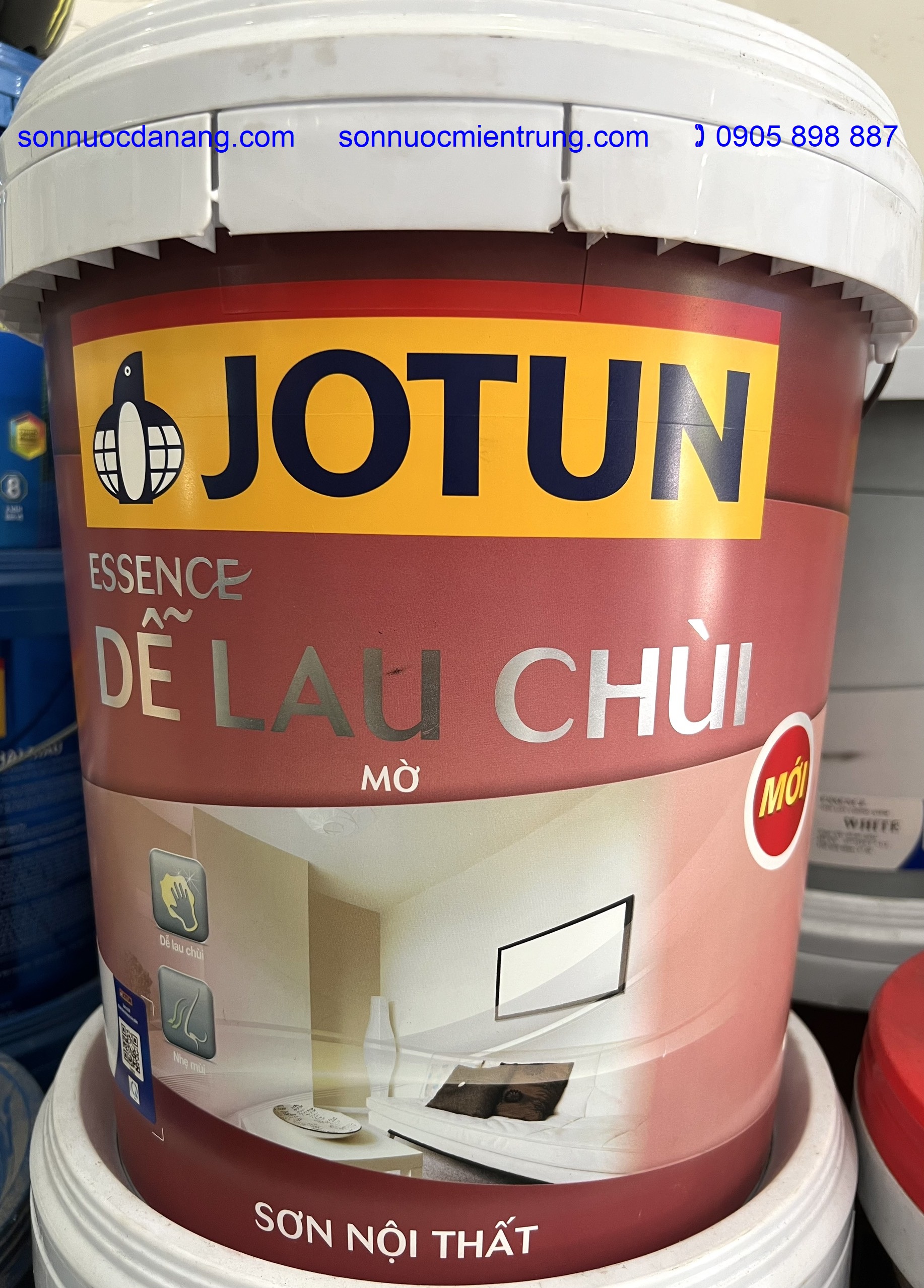 Sơn Jotun Essence dễ lau chùi chính hãng giá rẽ tại Đà Nẵng, Hồ Chí Minh, Hà Nội và toàn quốc là 1 loại sơn có khả năng chịu được lau chùi rửa cao, sơn độ đàn hồi đều tuyệt hảo, che phủ bề mặt không bằng phẳng, màng sơn nhẵn mịn và bền chắc. Sản phẩm này được chứng nhận Nhãn xanh (Green Label) do Hội đồng môi trường Singapore cấp. Hoàn toàn không chứa APEO, Phoóc-môn và kim loại nặng. Màng sơn mờ sang trọng. Độ che phủ cao lên đến 12m2/lít/1lớp