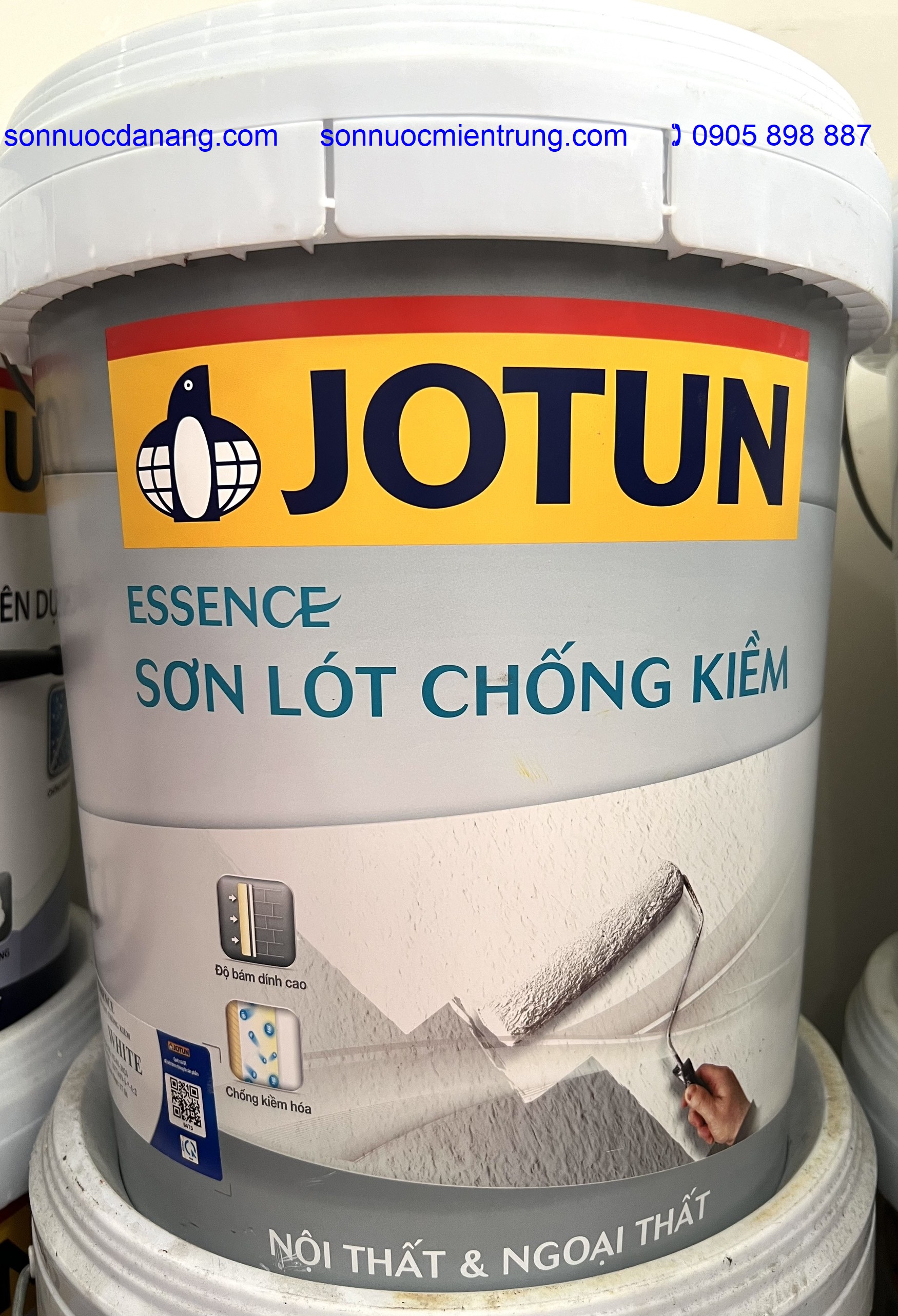 Sơn lót Jotun Essence chống kiềm chính hãng giá rẽ tại Đà Nẵng, Hồ Chí Minh, Hà Nội và Toàn Quốc là 1 sản phẩm sơn lót Acrylic biến tính gốc nước. Sản phẩm dễ thi công và giúp nâng cao độ bền của lớp sơn phủ, thích hợp sử dụng cho cả bề mặt tường trong nhà và ngoài trời. Sơn lót chống kiềm Jotun Essence có độ bám dính cao: Tăng cường độ bám dính giữa bề mặt tường và lớp sơn phủ giúp màng sơn bền bỉ theo thời gian. Sơn lót chống kiềm Jotun Essence có khả năng chống kiềm hóa: Chống lại sự tấn công của kiềm hóa, tác nhân chính của hiện tượng đổi màu, giúp tường nhà bền màu và láng mịn hơn.