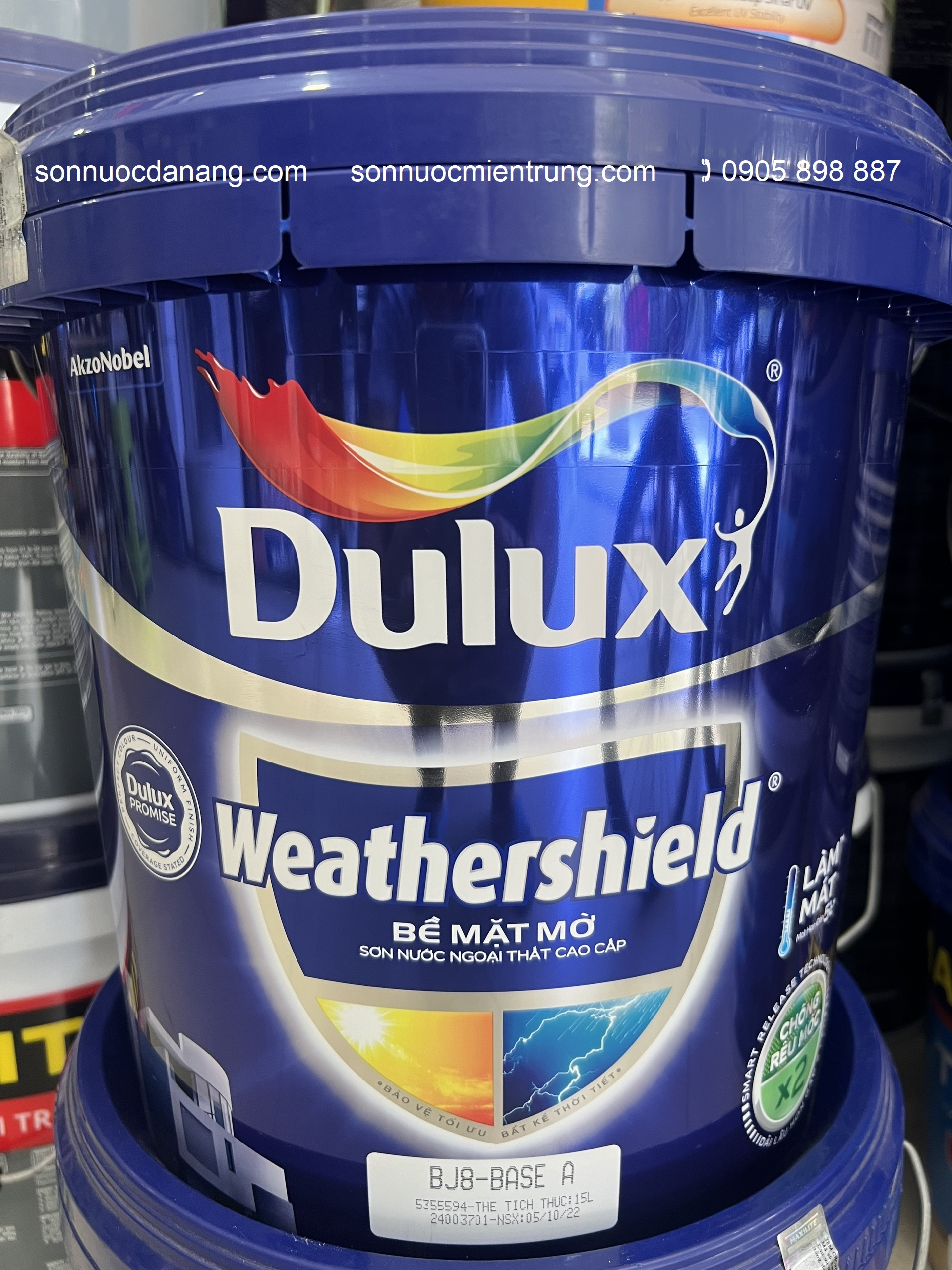 Sơn Dulux Weathershield ngoại thất cao cấp giá rẽ tại tại Đà Nẵng Hà Nội Hồ Chí Minh và Toàn Quốc là 1 loại sơn nước ngoại thất cao cấp đem đến sự bảo vệ tối ưu bất kể thời tiết cho nhà bạn đến 8 năm với nhiều tính năng vượt trội so với sản phẩm cùng loại trên thị trường. Sơn nước cao cấp Dulux Weathershield ngoài trời với nước sơn bóng đẹp lộng lẫy đầy quyến rũ, kết hợp với khả năng đàn hồi tối đa không bị rạn nứt theo vết nứt của tường, sơn tạo một lớp bảo vệ tối đa ngay trong điều kiện thời tiết khắc nghiệt nhất giúp mang lại  một vẻ đẹp sang trọng cho ngôi nhà của bạn. - Chống bán bụi. - Chống nấm mốc. - Chống thấm hoàn hảo. - Không chứa chì và thủy ngân.